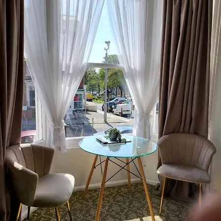 Seaside Ground Floor Flat Wifi & Free Parking Scarborough