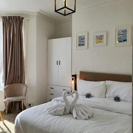 Seaside Ground Floor Flat Wifi & Free Parking Scarborough