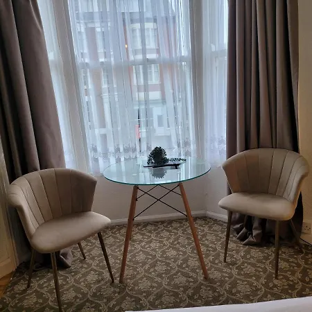 Seaside Ground Floor Flat Wifi & Free Parking سكرابورو